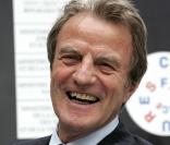Bernard Kouchner traîné en justice... et ça le fait marrer !