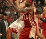 Joakim Noah dans ses oeuvres, avec ue grosse défense de LeBron James