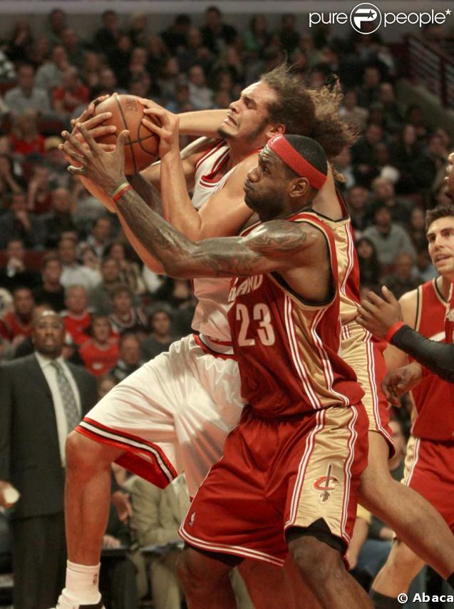 Joakim Noah dans ses oeuvres, avec ue grosse défense de LeBron James