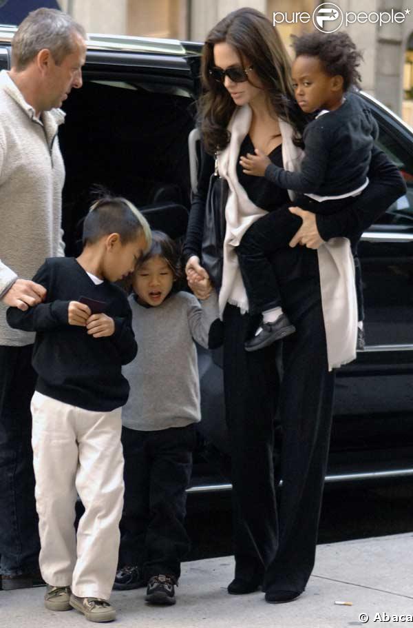 Angelina Jolie et trois de ses enfants (qu'elle a adopté avec Brad Pitt)
