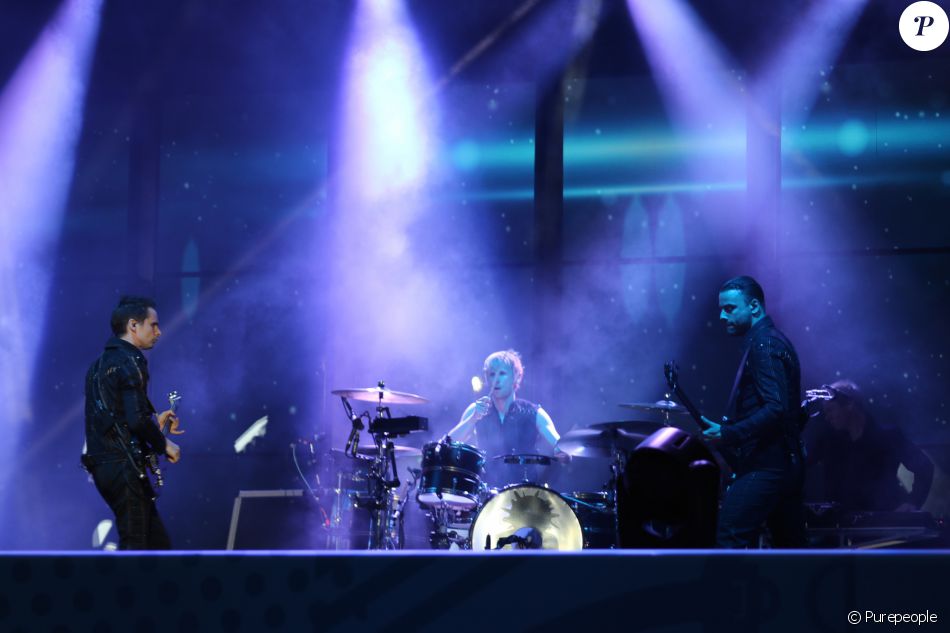 Matthew Bellamy et son groupe Muse en concert dans la Fan Zone de la Tour Eiffel, à Paris, le 28 juin 2016. © Lise Tuillier