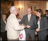 Albert et Stéphanie de Monaco distribuent les cadeaux de la Croix-Rouge