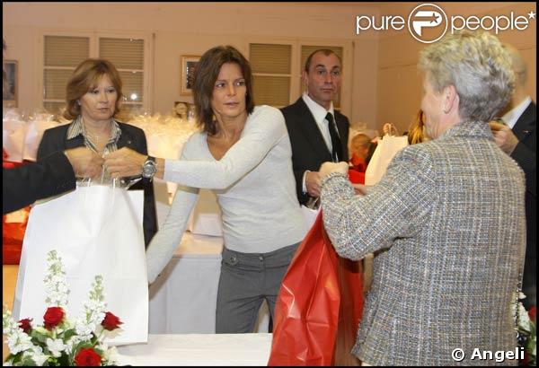 Stéphanie de Monaco distribue des cadeaux aux personnes âgées