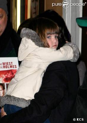Katie Holmes, Suri et son manteau !
