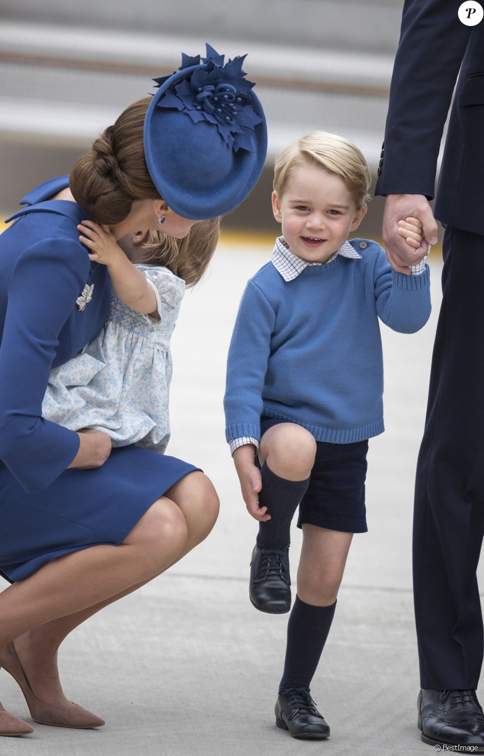 Le prince William, duc de Cambridge et Kate Middleton, duchesse de Cambridge, accompagnés de leurs enfants, le prince Georges et la princesse Charlotte, visitent la Colombie-Britannique et le Yukon au Canada. Le couple royal est arrivé à l'aéroport de Victoria où il a été accueilli par le Premier ministre Justin Trudeau et sa femme Sophie Grégoire Trudeau. Canada, le 24 septembre 2016.