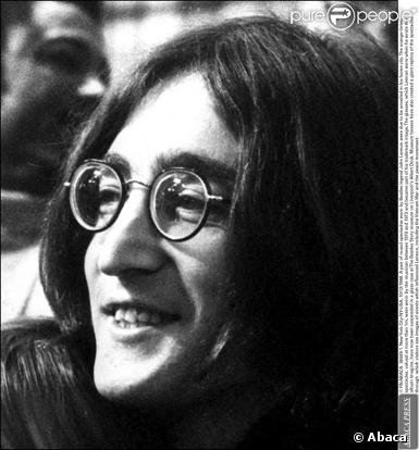 La fameuse mèche de cheveux de John Lennon, vendue pour près de 35500 euros