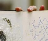 La fameuse mèche de cheveux de John Lennon, vendue pour près de 35500 euros