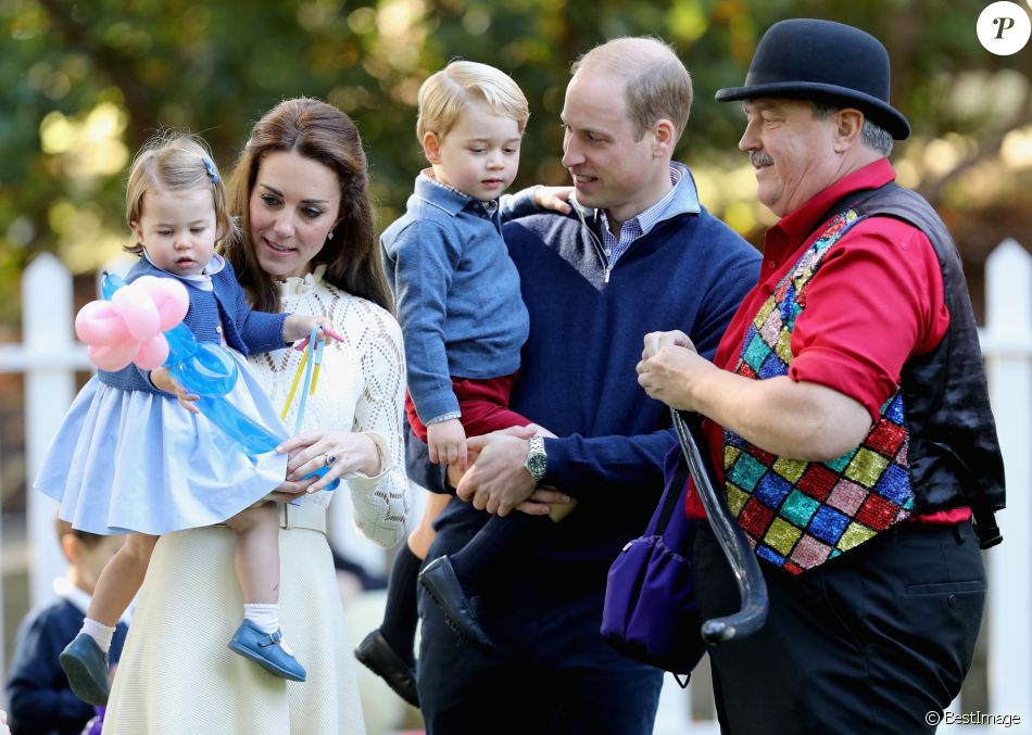 Le prince George et la princesse Charlotte de Cambridge ont participé, avec leurs parents le prince William et Kate Middleton, à une fête réunissant des enfants de familles de militaires canadiennes le 29 septembre 2016 à la Maison du Gouvernement à Victoria, en Colombie-Britannique, au sixième jour de la tournée royale au Canada.