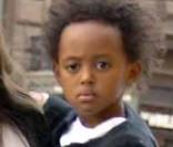 Angelina Jolie avec Maddox (à gauche), Pax (au centre) et Zahara (dans les bras de sa mère).