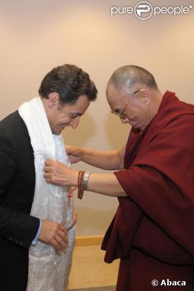 Nicolas Sarkozy a rencontré le Dalaï-Lama qui lui a offert la même écharpe que Carla !