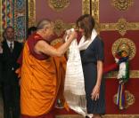 Carla Bruni est reçue par le Dalaï-Lama le 22 Aout 2008