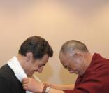 Nicolas Sarkozy a rencontré le Dalaï-Lama qui lui offert la même écharpe que Carla !