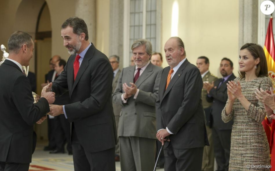 AGENDA DE SM. REYES FELIPE y LETIZIA  - Página 81 3001511-le-roi-felipe-vi-qui-felicite-ici-le-pe-950x0-3