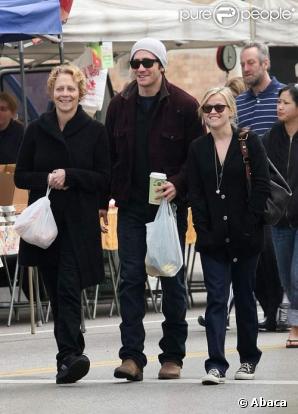 Reese Witherspoon avec Jake Gyllenhaal et sa mère au marché fermier le 31/12/08
