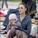 La sublime Jessica Alba, très souriante, s'éclate au parc avec sa craquante petite fille !