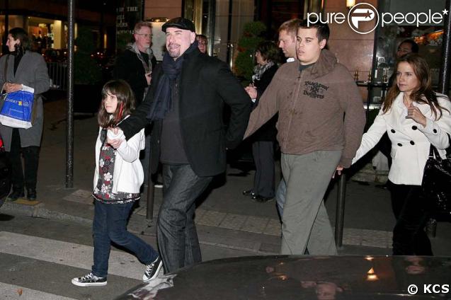John Travolta en famille à Paris, avec Kelly Preston, Ella et son fils Jett