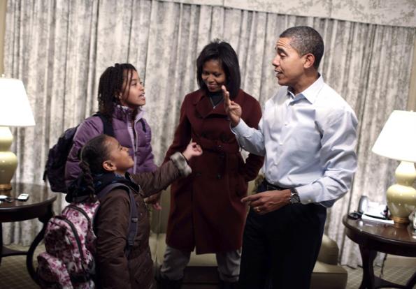 Barack Obama donne de précieux conseils à ses filles Sasha et Malia avant leur rentrée scolaire, avec Michelle Obama.