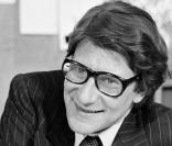 Yves Saint Laurent en plein travail, en 1977