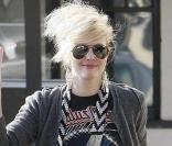 La drôle de dame Drew Barrymore a une coupe de cheveux complètement glam' rock !
