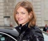 Le top Natalia Vodianova porte une doudoune noire, très chic sur une robe courte et une paire de leggins en latex.