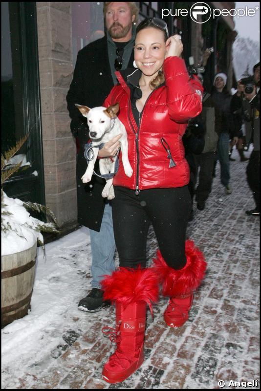 La chanteuse Mariah Carey, en pin-up des neiges, arbore fièrement sa doudoune rouge signée Moncler.