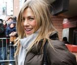 Jennifer Aniston, dans un style sport wear chic, porte une doudoune marron très sympa.