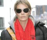 L'ex top model Elle Macpherson, toujours aussi sportive, porte une doudoune dans un esprit très décontracté.