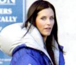 L'actrice Courteney Cox, dans une doudoune de couleur bleu électrique qui semble très confortable.