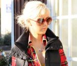 La chanteuse Christina Aguilera, en mode shopping, porte une doudoune sans manches sur une chemise à carreaux, pour un total look Davy Crocket.