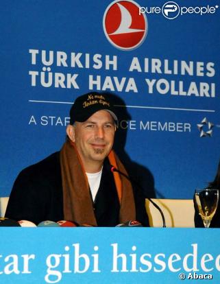 Kevin Costner va mieux. Ici, il est en Turquie afn de promouvoir la compagnie aérienne Turkish Airlines. 11/01/09