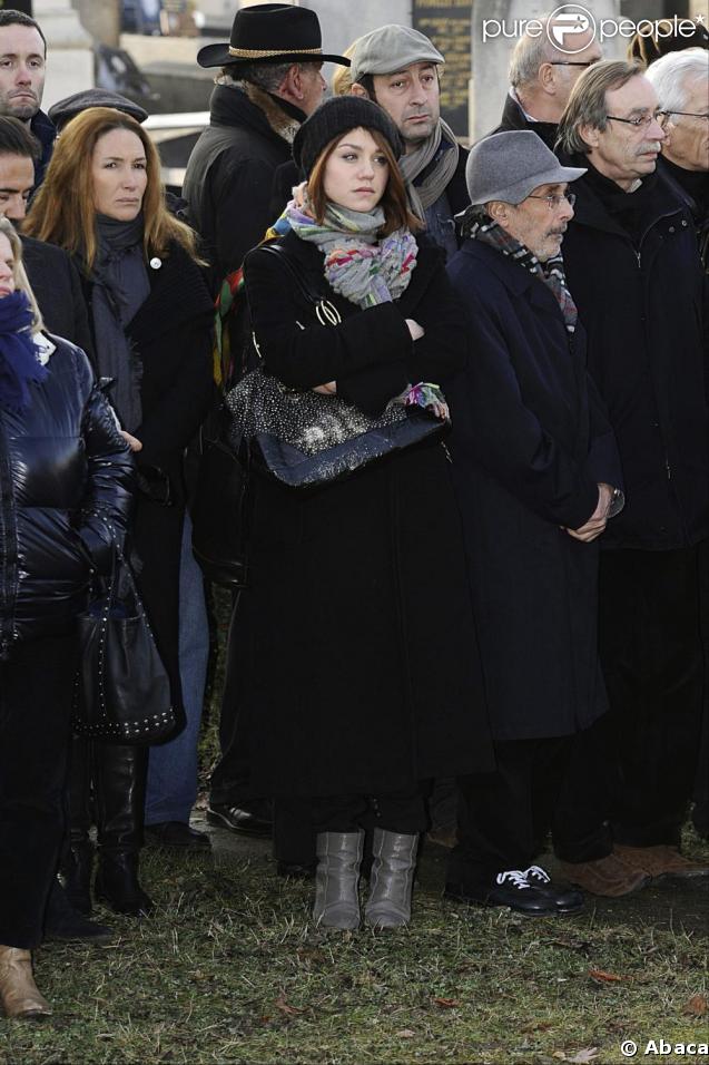 Emilie Dequenne aux obsèques de Claude Berri, au cimetière juif de Bagneux, le 15 janvier 2009.