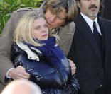 Isabelle Nanty soutenue par Etienne Chatiliez aux obsèques de Claude Berri, au cimetière juif de Bagneux, le 15 janvier 2009.