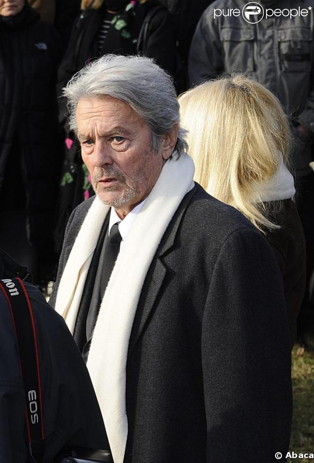 Alain Delon aux obsèques de Claude Berri, au cimetière juif de Bagneux, le 15 janvier 2009.