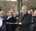Constantin Costa-Gavras aux obsèques de Claude Berri, au cimetière juif de Bagneux, le 15 janvier 2009.