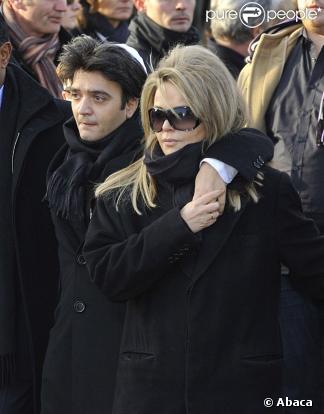 Nathalie Rheims, sa compagne, et Thomas Langmann, son fils, aux obsèques de Claude Berri, au cimetière juif de Bagneux, le 15 janvier 2009.
