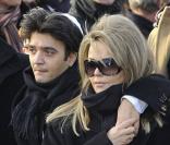 Nathalie Rheims, sa compagne, et Thomas Langmann, son fils, aux obsèques de Claude Berri, au cimetière juif de Bagneux, le 15 janvier 2009.