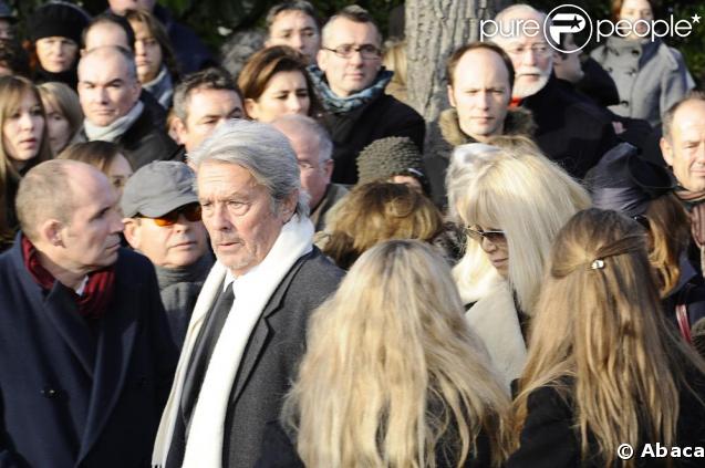 Alain Delon et Mireille Darc aux obsèques de Claude Berri, au cimetière juif de Bagneux, le 15 janvier 2009.
