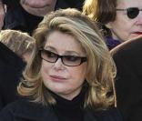 Catherine Deneuve et Bertrand Delanoë aux obsèques de Claude Berri, au cimetière juif de Bagneux, le 15 janvier 2009.