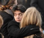 Thomas Langmann et Nathalie Rheims (de dos) aux obsèques de Claude Berri, au cimetière juif de Bagneux, le 15/01/09