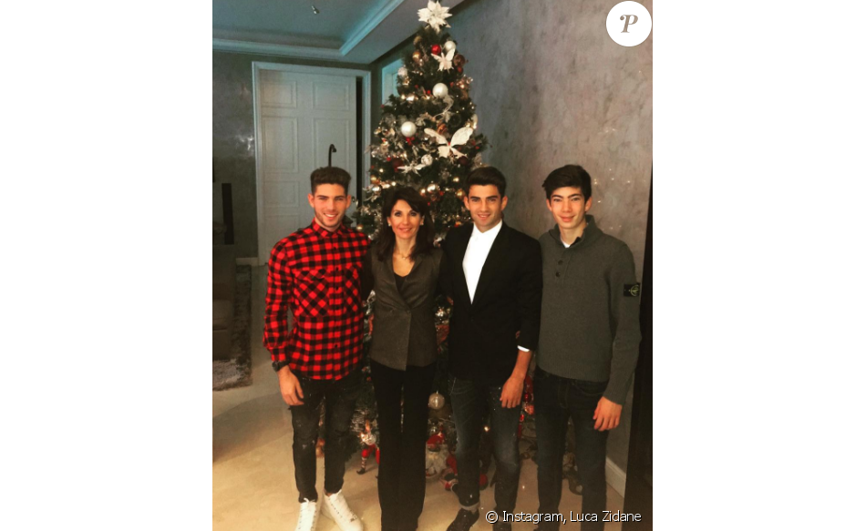 Luca Zidane pose avec ses frères Enzo et Théo, et leur mère Véronique, devant leur sapin de Noël. Photo postée sur Instagram le 5 décembre 2016.