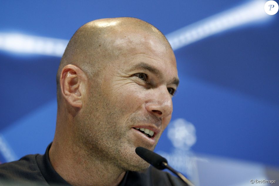 Zinedine Zidane donne une conférence de presse avant le match retour contre le FC Bayern Munich en ligue des champions à Madrid le 17 avril 2017.