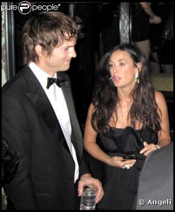 Tiens, Ashton Kutcher carbure.. à l'eau lors de la fête organisée pour l'investiture de Barack Obama ! En revanche, on se demande si Demi Moore a suivi son mari...
