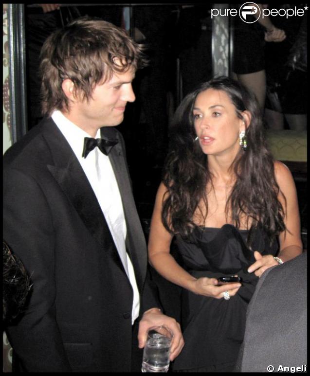 Tiens, Ashton Kutcher carbure.. à l'eau lors de la fête organisée pour l'investiture de Barack Obama ! En revanche, on se demande si Demi Moore a suivi son mari... 