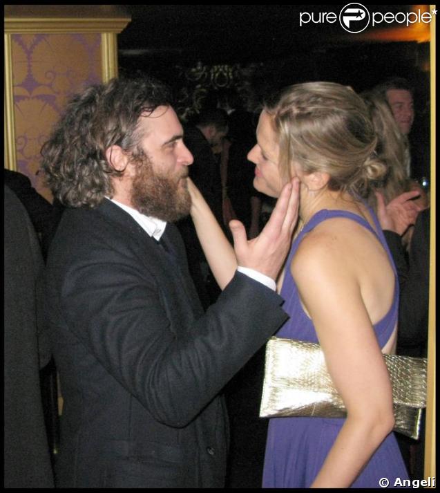 Joaquin Phoenix au Josephine Lounge, et en bonne compagnie ! Avec son allure, mieux vaut ne pas lui chercher des poux ! 