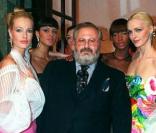 Gianfranco Ferre entouré des mannequins phares, Carla Bruni, Karen Mulder et les autres 