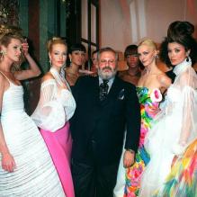 Gianfranco Ferre entouré des mannequins phares, Carla Bruni, Karen Mulder et les autres<br />