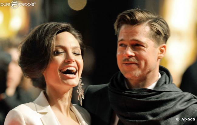 Angie brille d'élégance en blanc pour assister à la Première allemande du dernier film de Brad "l'Etrange histoire de Benjamin Button" (19 janvier 2009).