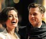 Angie brille d'élégance en blanc pour assister à la Première allemande du dernier film de Brad 
