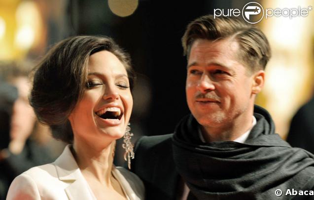 Angie brille d'élégance en blanc pour assister à la Première allemande du dernier film de Brad 