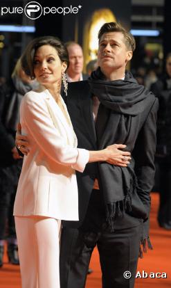 Costume de rigueur pour les amoureux : total blanc pour Angie, total noir pour Brad. Différents, mais toujours ensemble (Première allemande de  Benjamin Button  - 19 janvier 09)